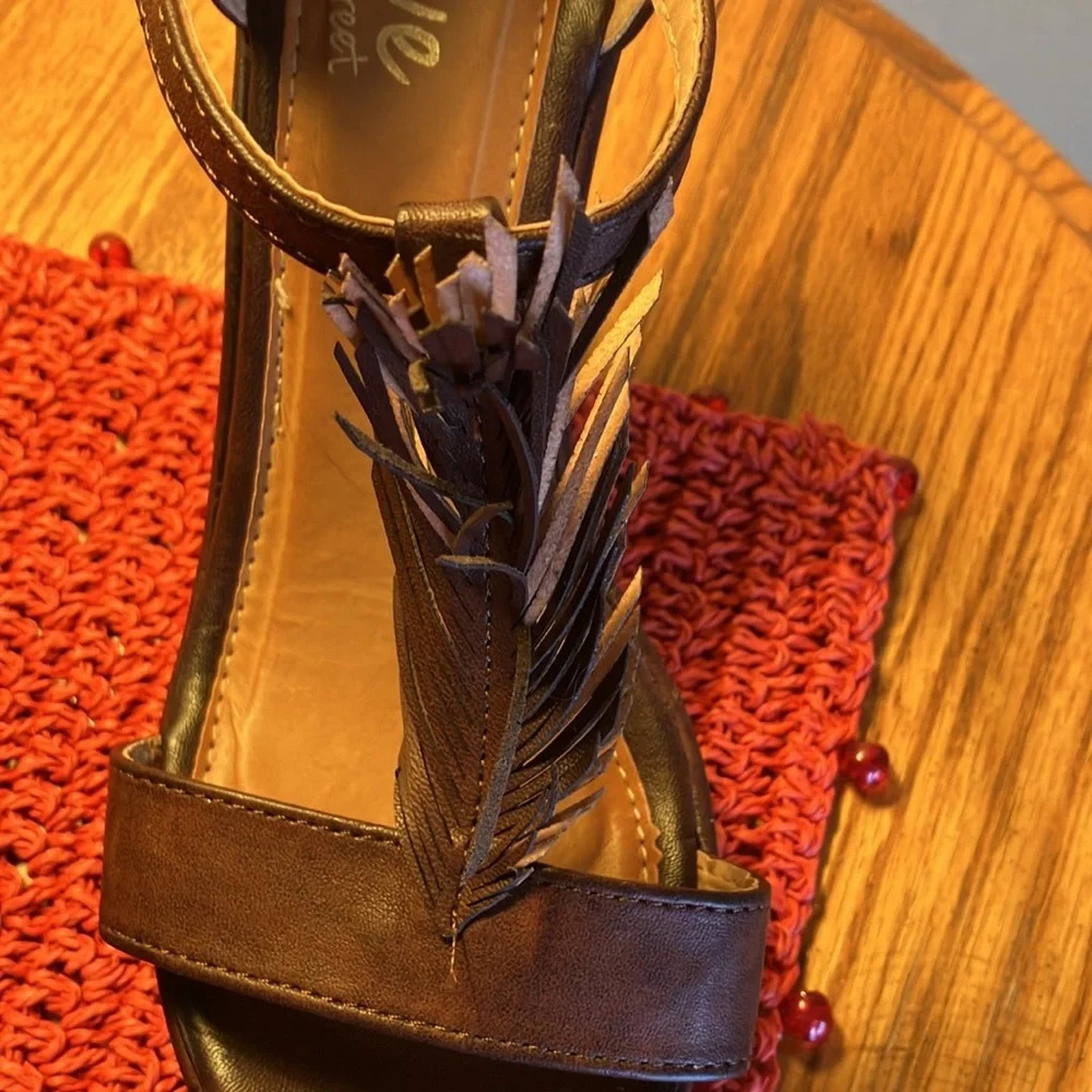 Olive Street Brown Feather Wedge Sandles.4” Heel. Sz 7 Preowned Excellent Shape — image 6 of 8
